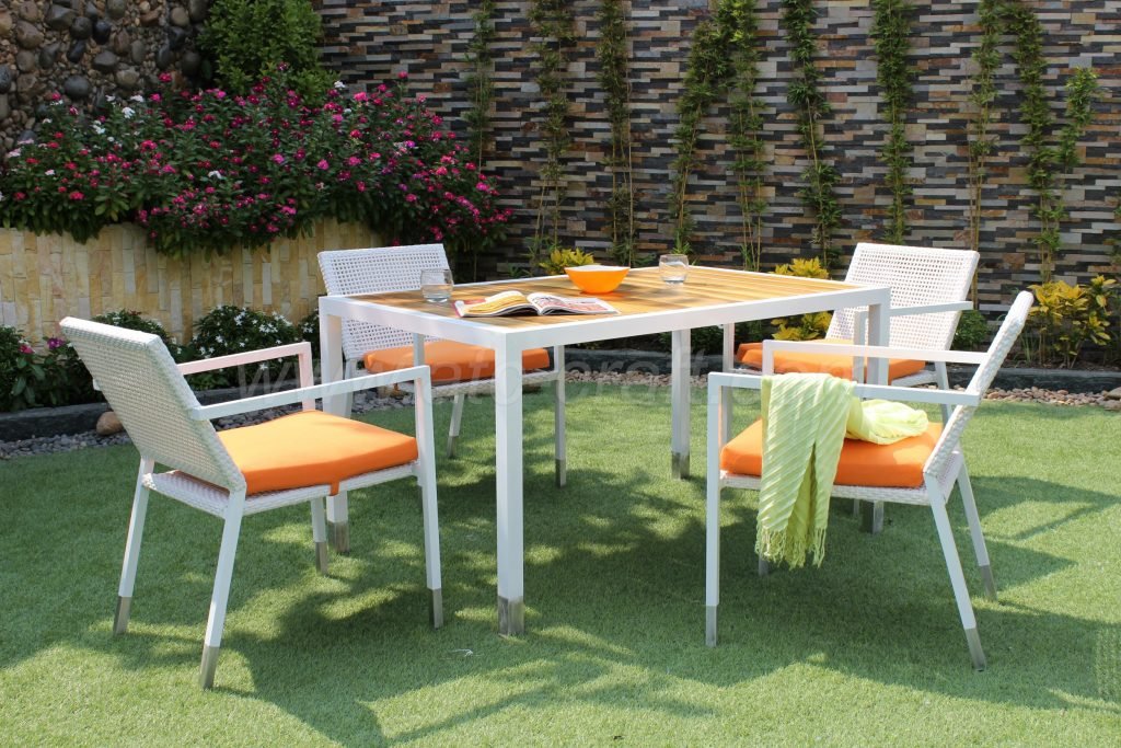 Rectangular-dining-table-is-suitable-for-any-gathering-occasions Rectangular dining table is suitable for any gathering occasions