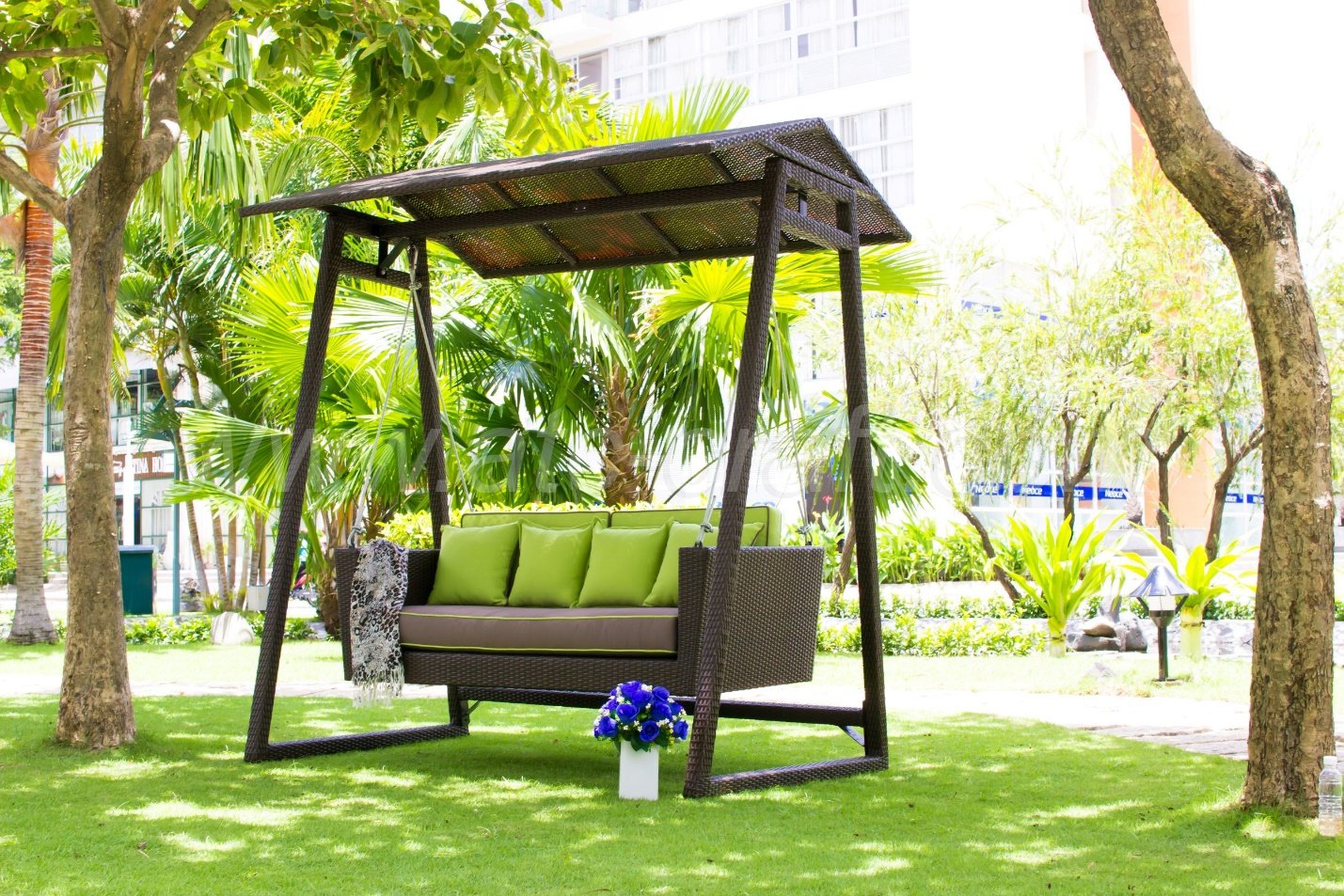 A-swinging-sofa-with-stable-stand-by-ATC-wicker-furniture A swinging sofa with stable stand by ATC wicker furniture