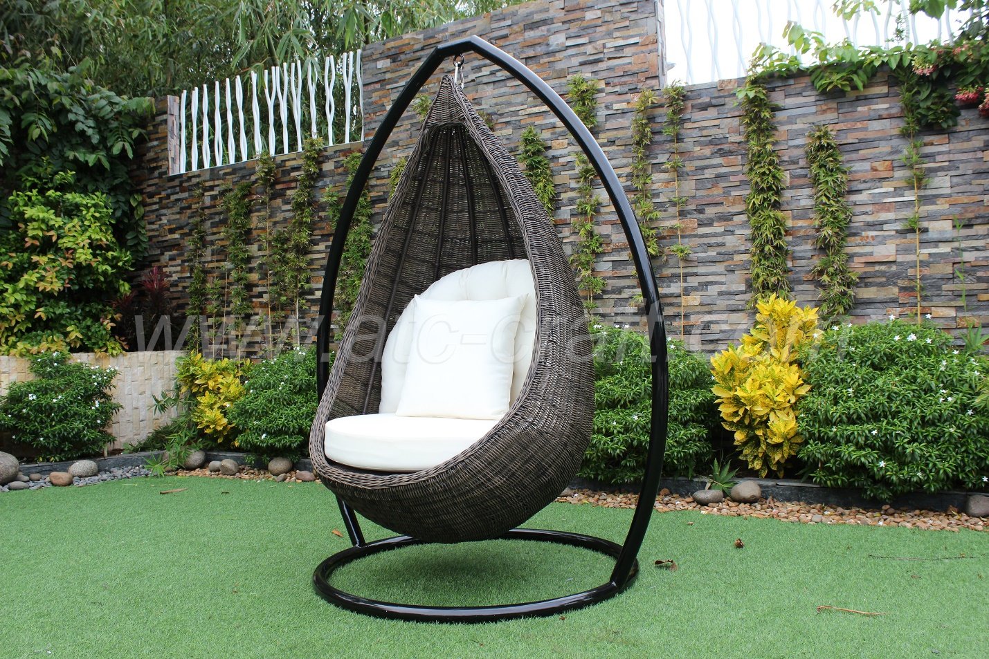 An-intimate-outdoor-swing-chair-from-ATC-Resin-Wicker-Furniture-Supplier An intimate outdoor swing chair from ATC Resin Wicker Furniture Supplier