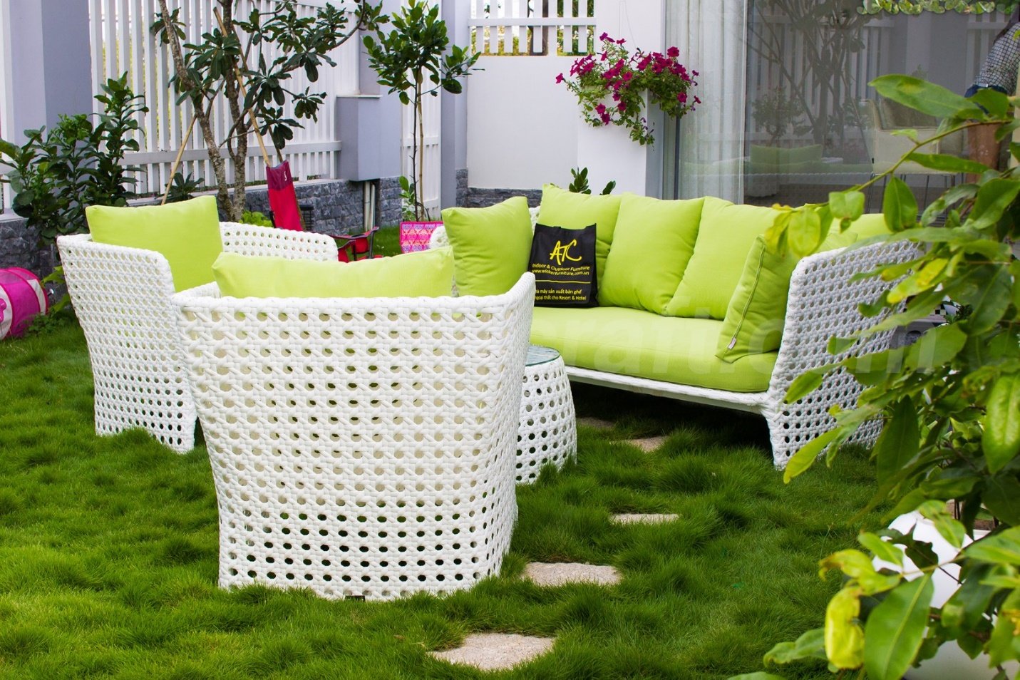 green-and-white-can-be-used-to-match-the-garden-outside-the-house-and-help-people-feel-fresher Green and white can be used to match the garden outside the house and help people feel fresher