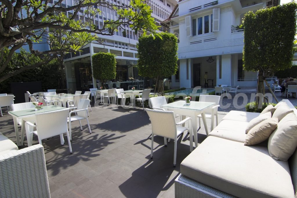 The-bar-furniture-set-is-classic-with-white The bar furniture set is classic with white
