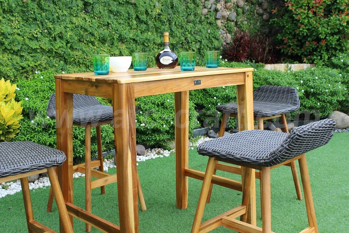 Bar dining set will definitely spice up the outdoor experience