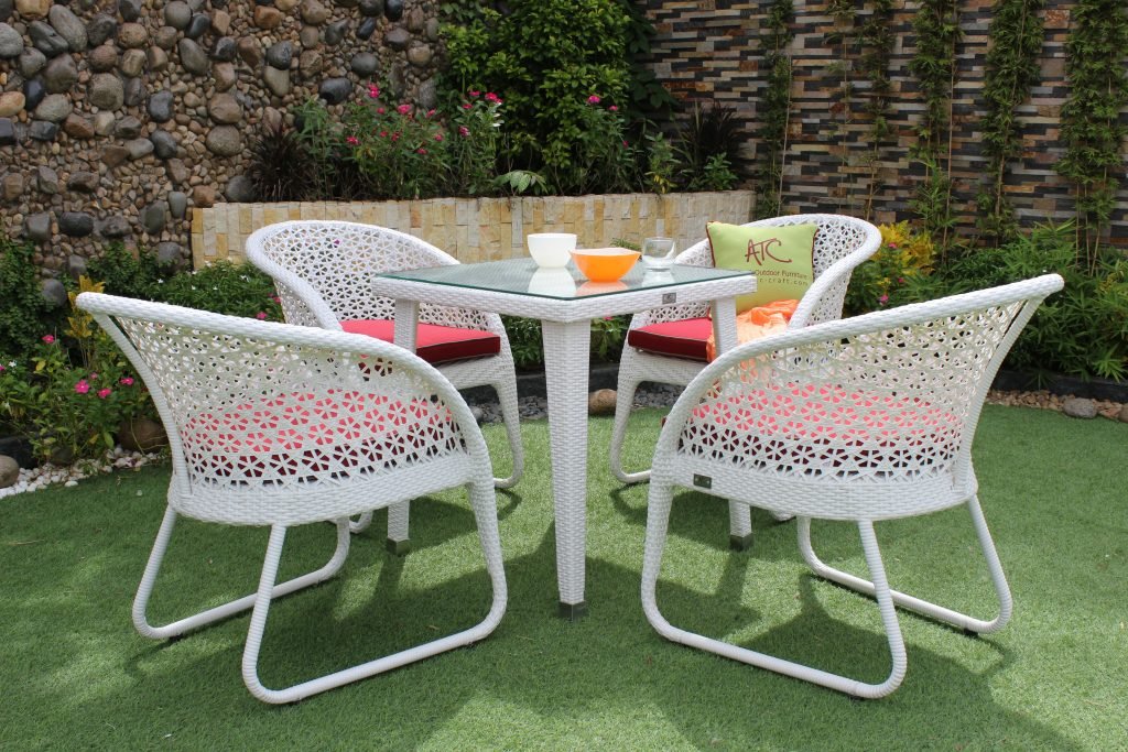 Dining set with four resin rattan chairs